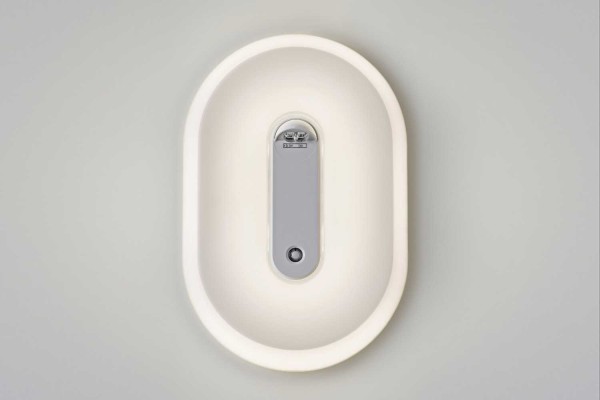 Wandlamp op een grijze muur