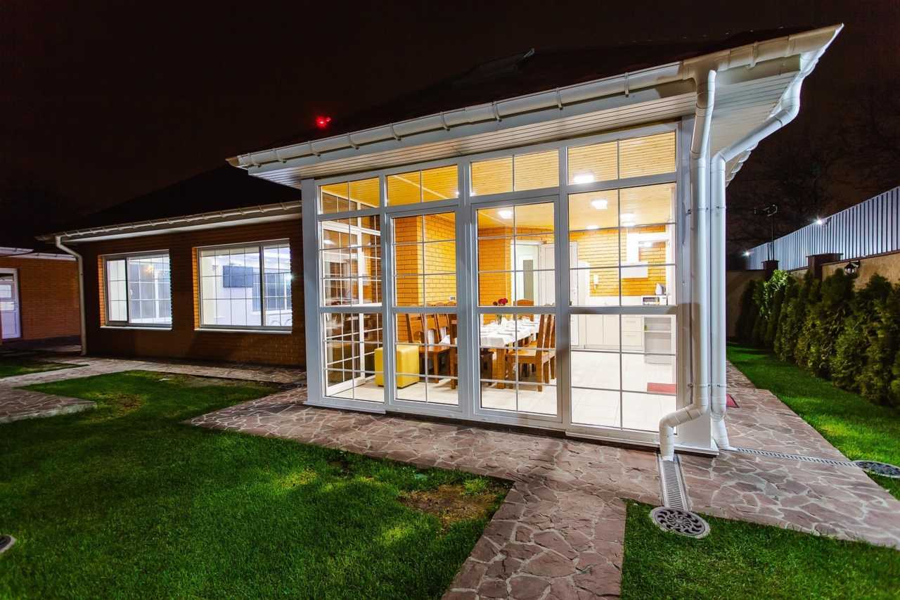 Zijn je huis en tuin toe aan een flinke update? Denk dan aan een veranda Overdekte veranda aan huis