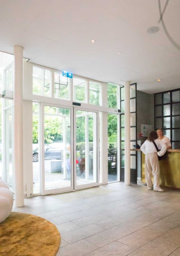 Dubbele automatische schuifdeur met zijpanelen