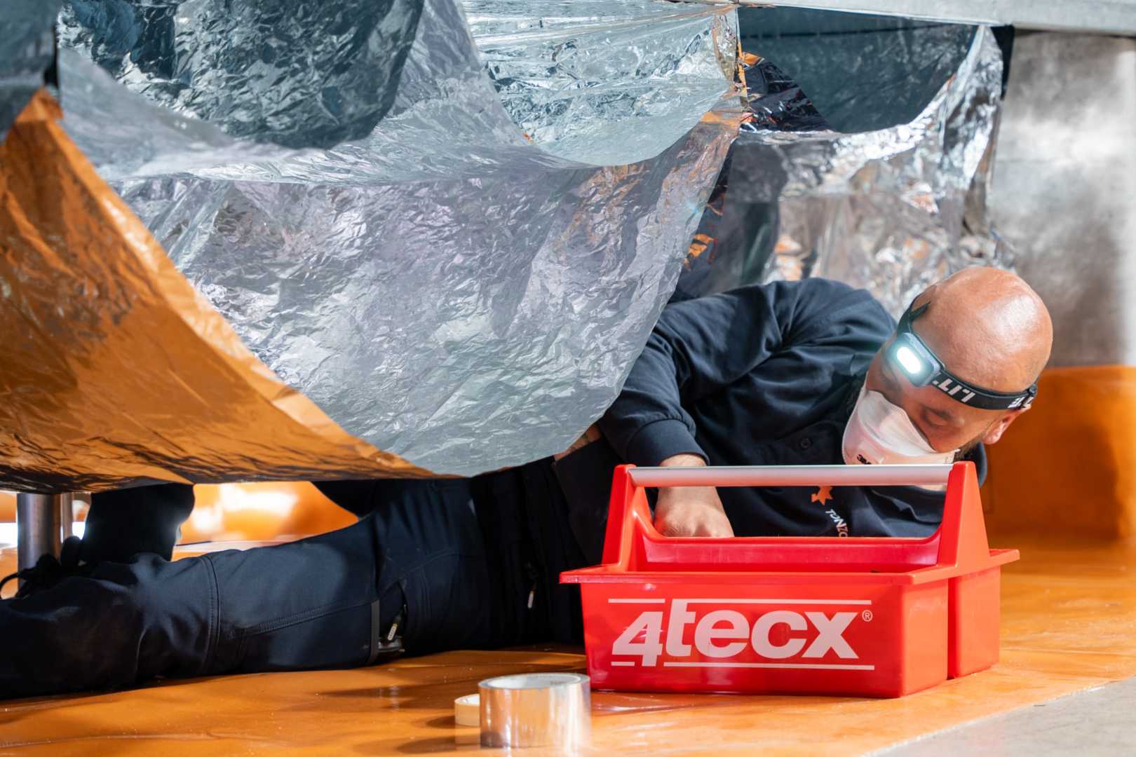 Aanbrengen van een TONZON Thermoskussen Man in een kruipruimte
