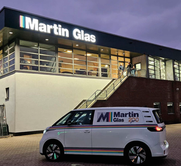 Bus voor het pand van Martin Glas