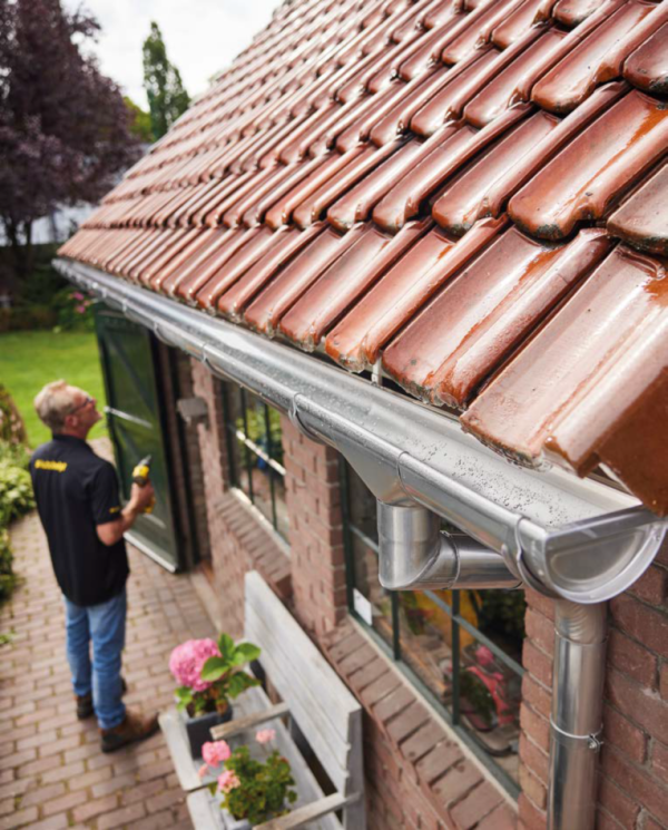 Aluminium dakgoot wordt gemonteerd