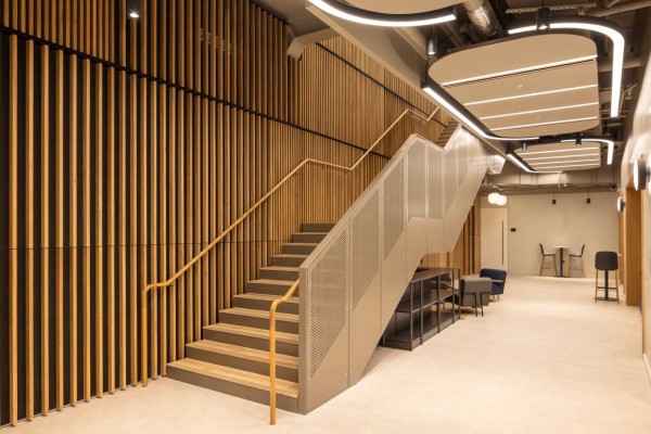 Trap met decoratieve plafondverlichting