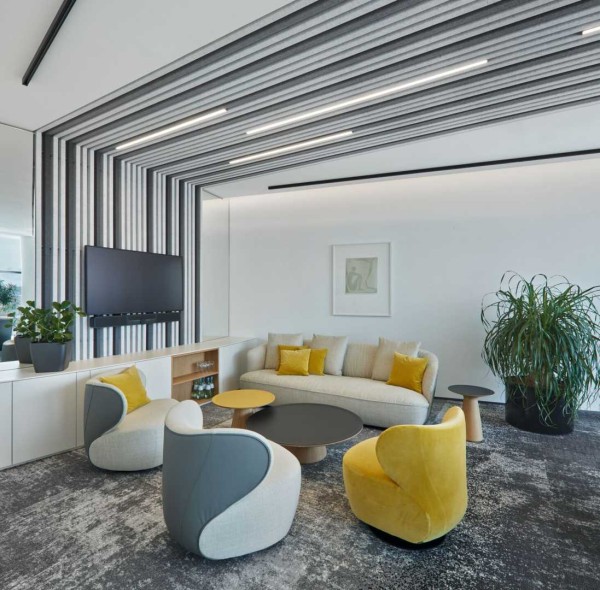 Presentatieruimte met een bank en stoelen