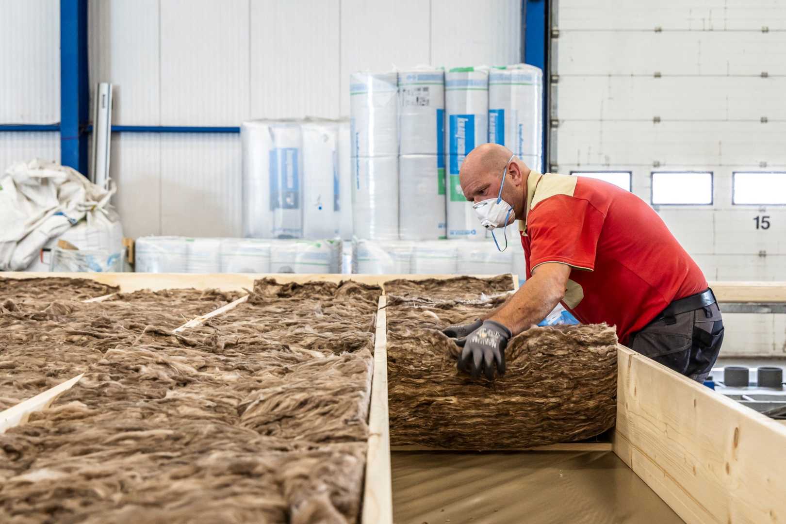 Prefab Bouwvakker plaatst isolatiemateriaal