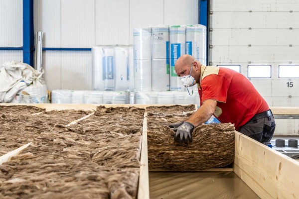 Bouwvakker plaatst isolatiemateriaal