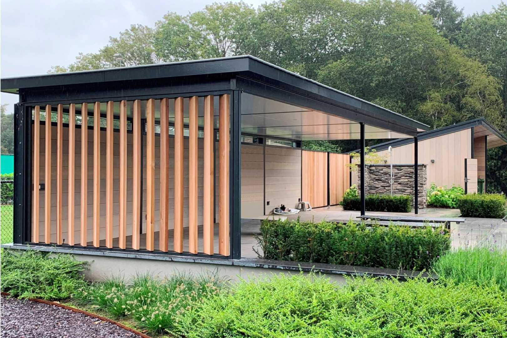 SUNSHIELD Verticale lamellen in Veghel Terras met verticale lamellen