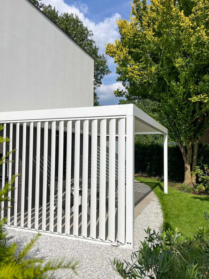 SUNSHIELD Verticale lamellen in Eindhoven Pergola met verticale lamellen