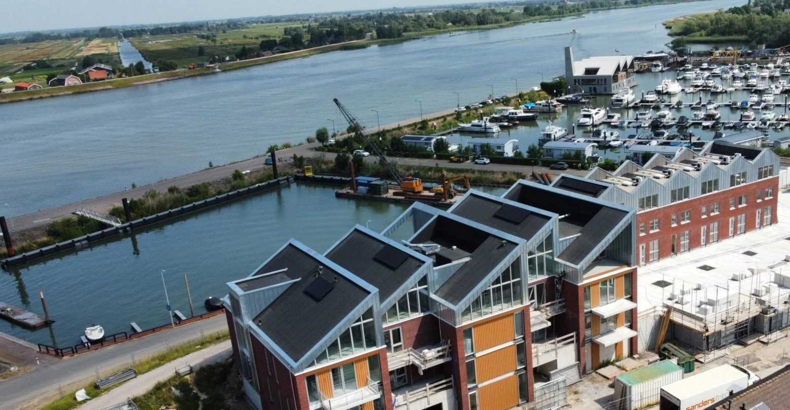 Overzicht van Nieuwe Haven Streefkerk Jachthaven aan een rivier
