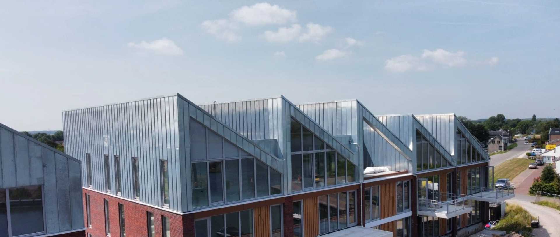 Nieuwe Haven Streefkerk met zinken daken van Nedzink Zinken daken onder blauw grijze lucht