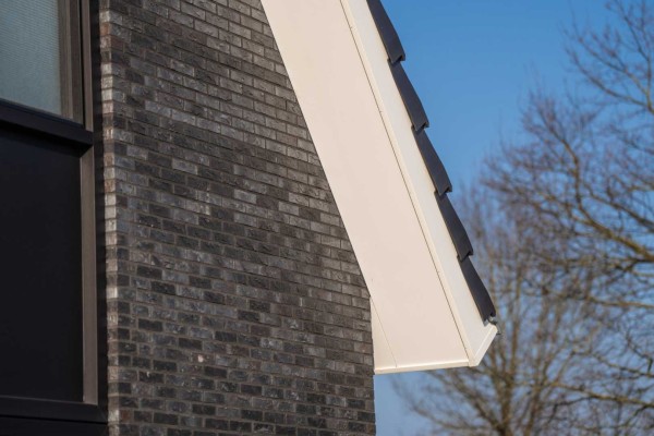 Detail van een dak afgewerkt met kunststof