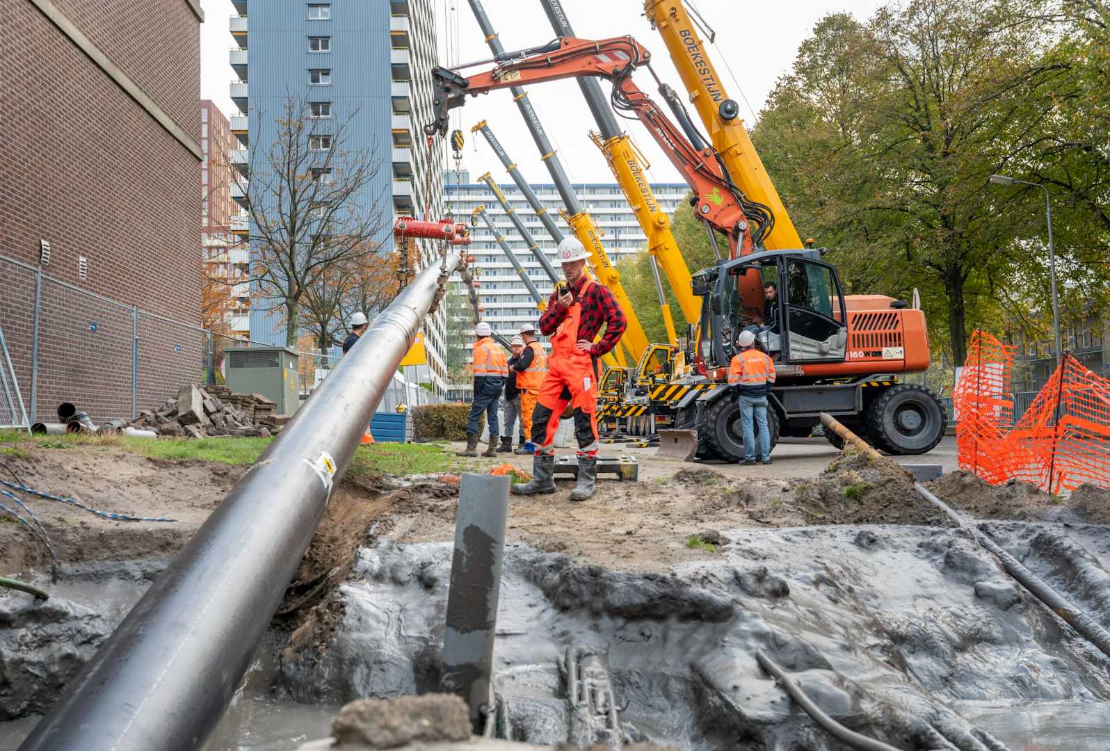 Spectaculaire ondergrondse boring betekent nieuwe fase aanleg Warmtenet Delft bouwvakker bij buis