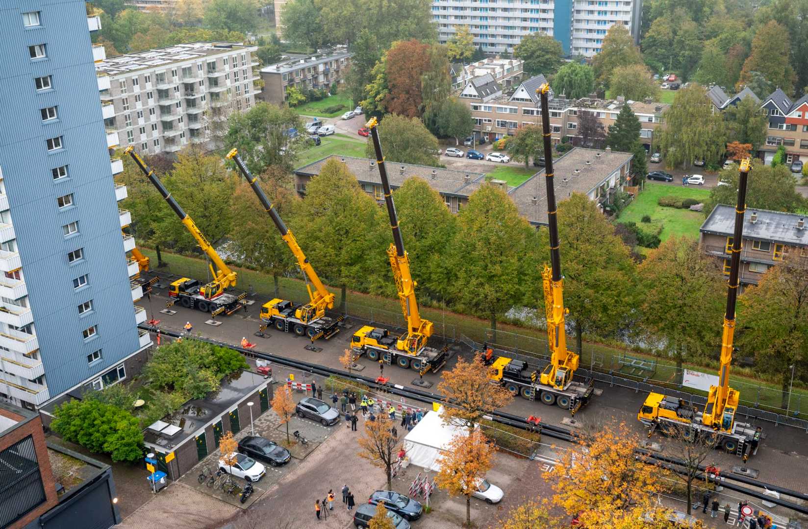 Spectaculaire ondergrondse boring betekent nieuwe fase aanleg Warmtenet Delft vijf hijskranen naast elkaar in straat