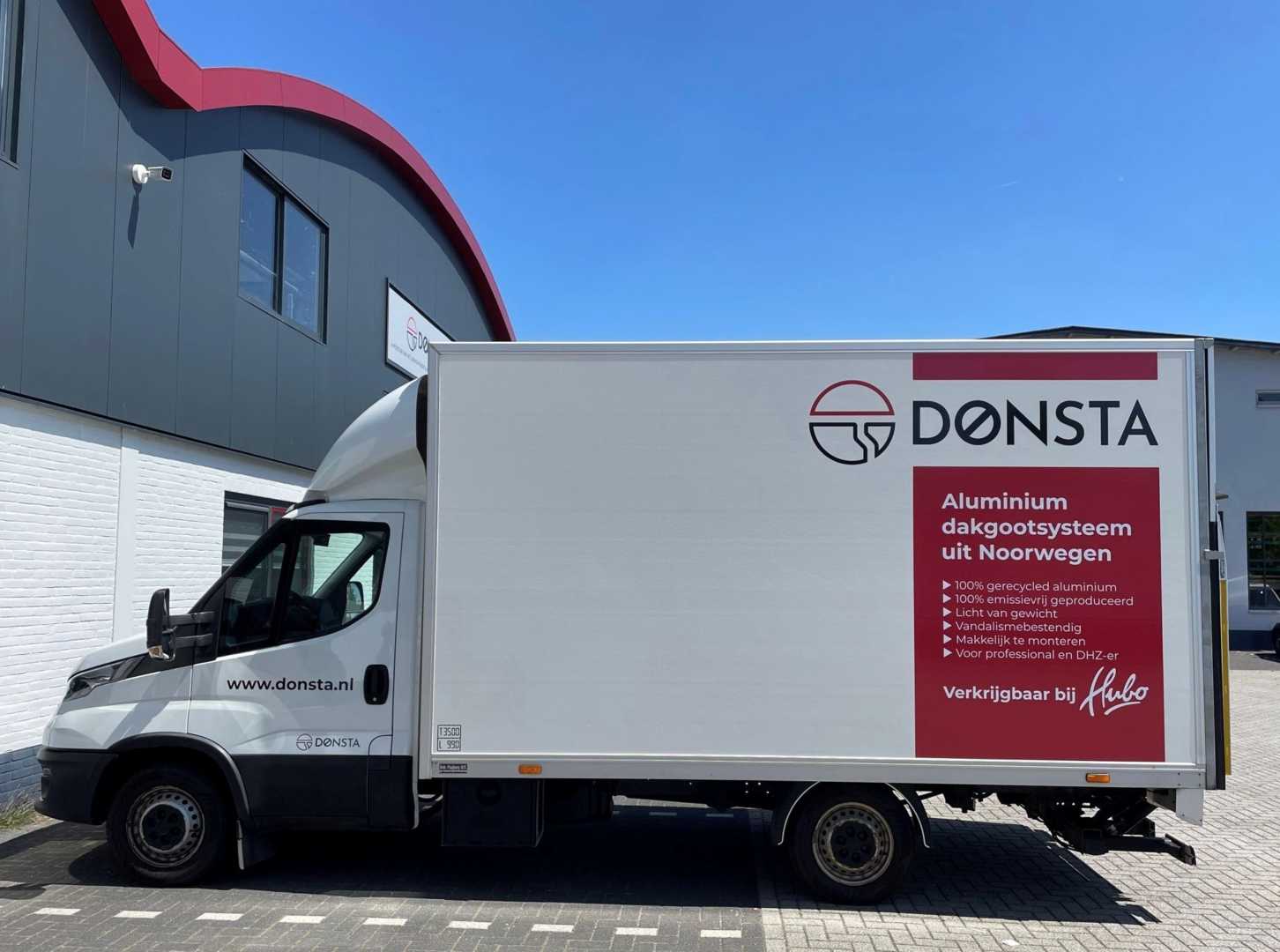 Donsta Iveco bij bedrijfspand Vrachtwagen donsta bij bedrijfspand
