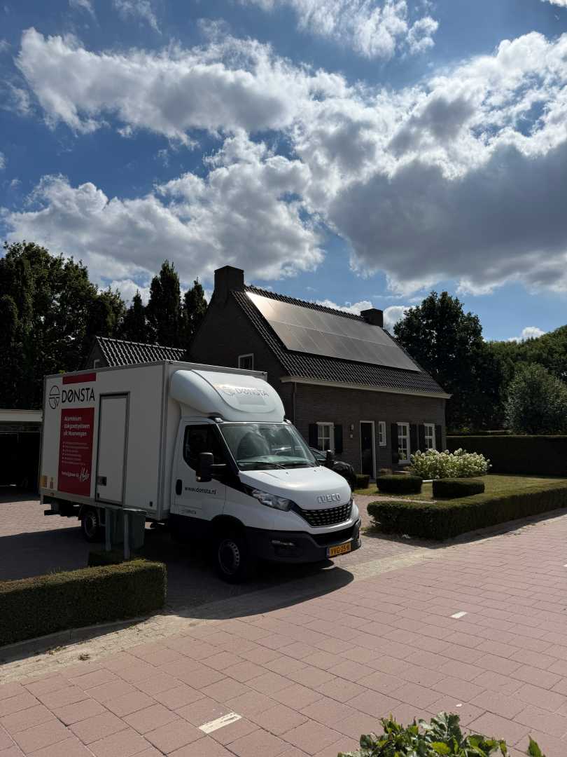 Donsta Iveco bij klant Iveco vrachtwagen Donsta bij huis