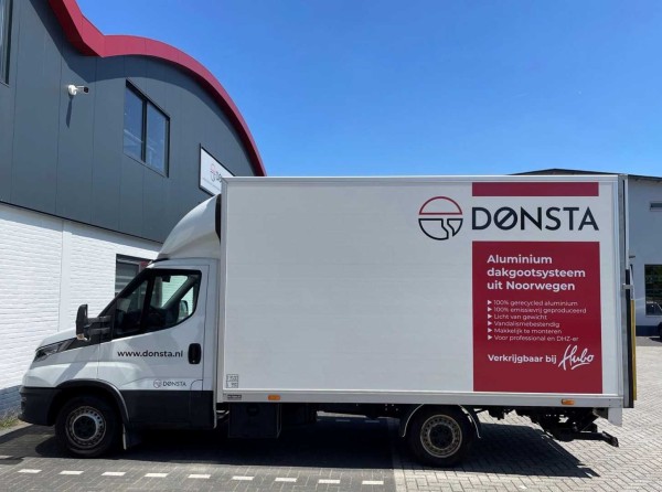 Vrachtwagen donsta bij bedrijfspand