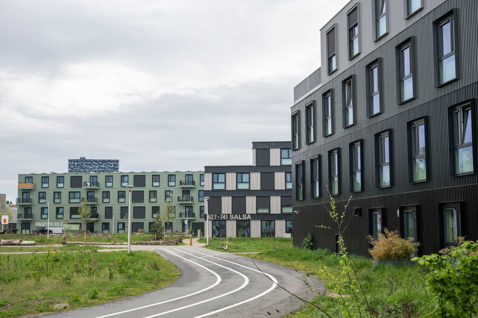 Nieuwe Dukenburgseweg 21 - Nijmegen - situatie Gebouwen aan een fietspad