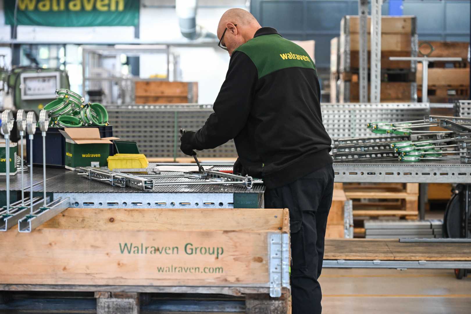 Prefab afdeling van Walraven in Mijdrecht Werknemer aan een werkbank