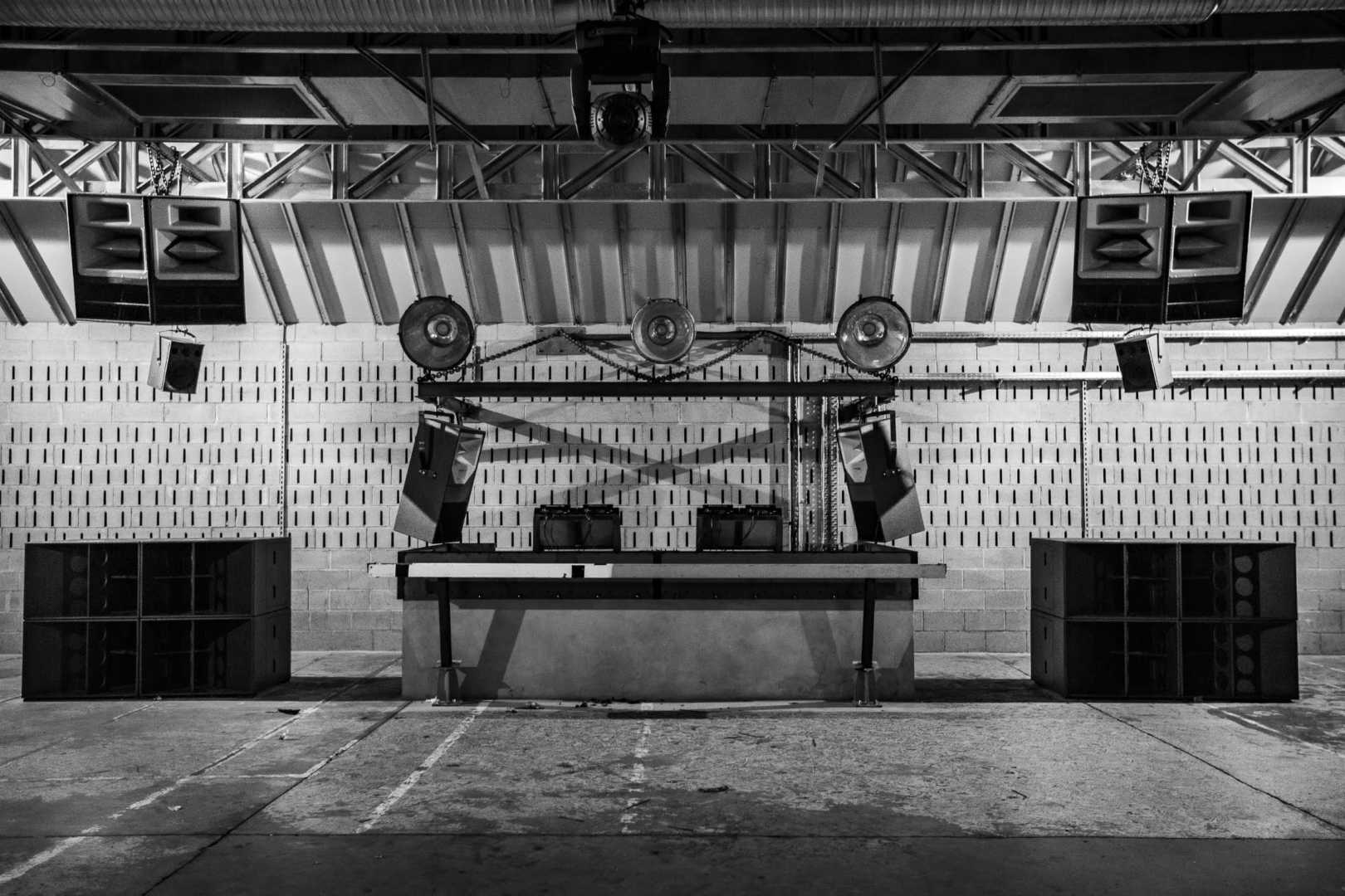 Kalt - Club in Straatsbrug DJ booth in een club