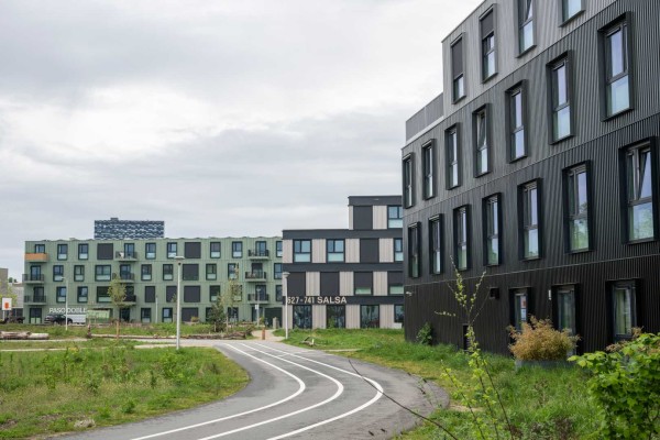 Gebouwen aan een fietspad
