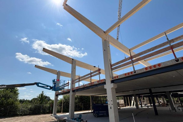 Houten spanten op een betonconstructie