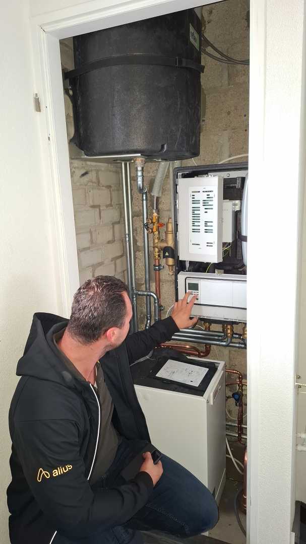 Zoutwaterbatterij vervangt boiler in all-electric appartementencomplex monteur plaatst zoutwaterbatterij