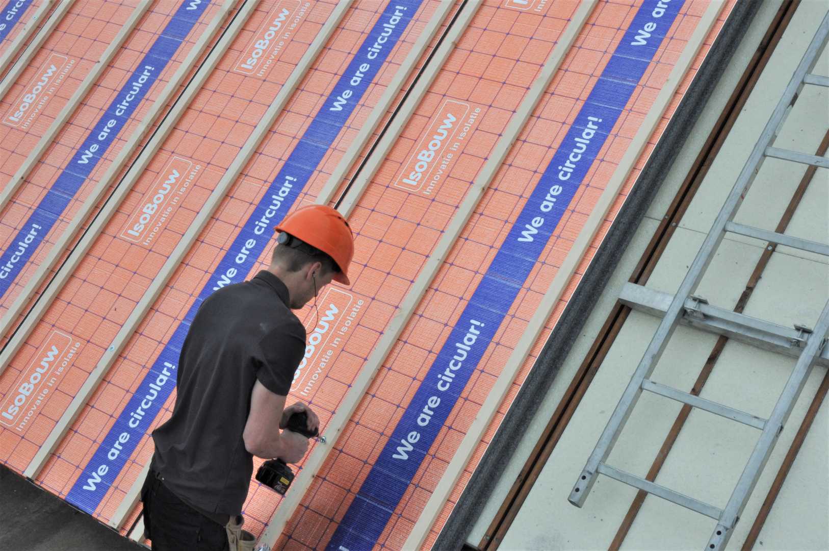 RenoTwin Bouwvakker brengt isolatie aan op een dak