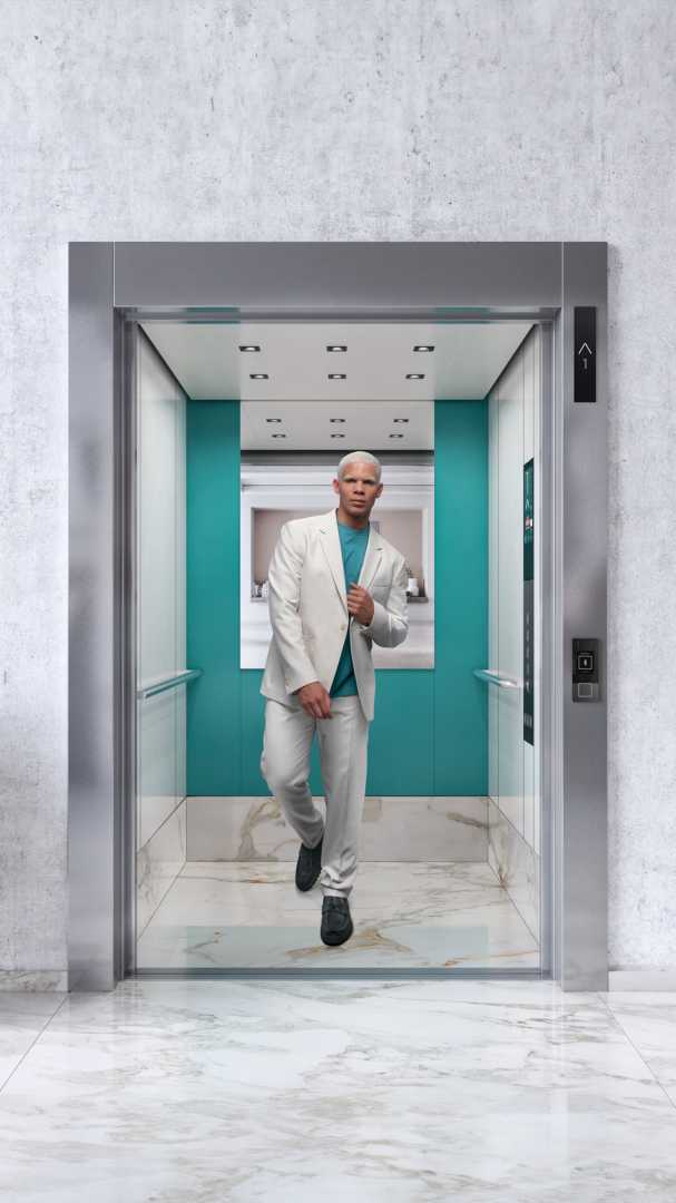 Schindler Designs - Accent color Man in lift met marmeren vloer