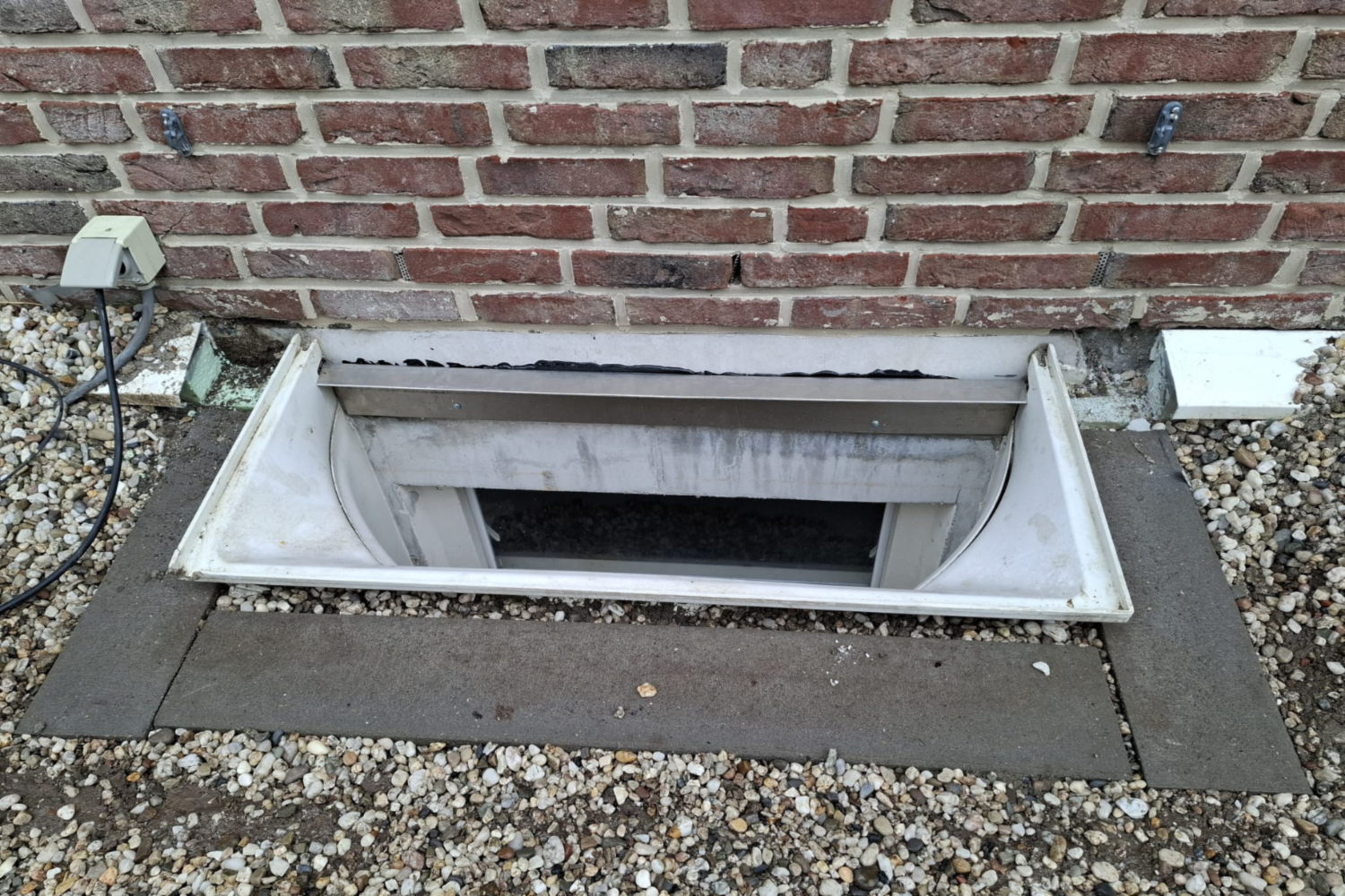 Kelderraam klaar voor plaatsing van koekoek Kelderraam klaar voor plaatsing van koekoek