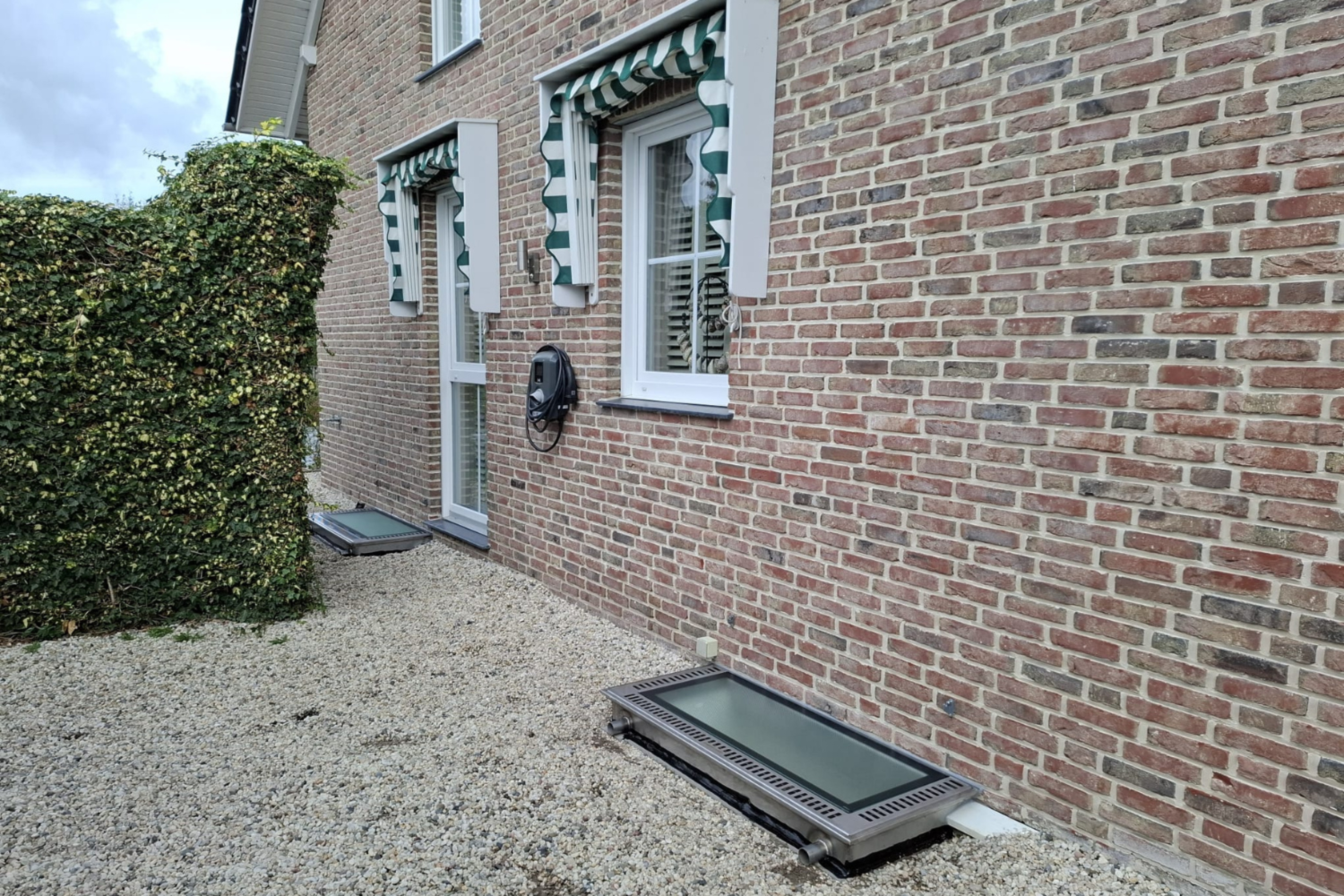 Voorgeven met kelderramen Voorgeven met kelderramen