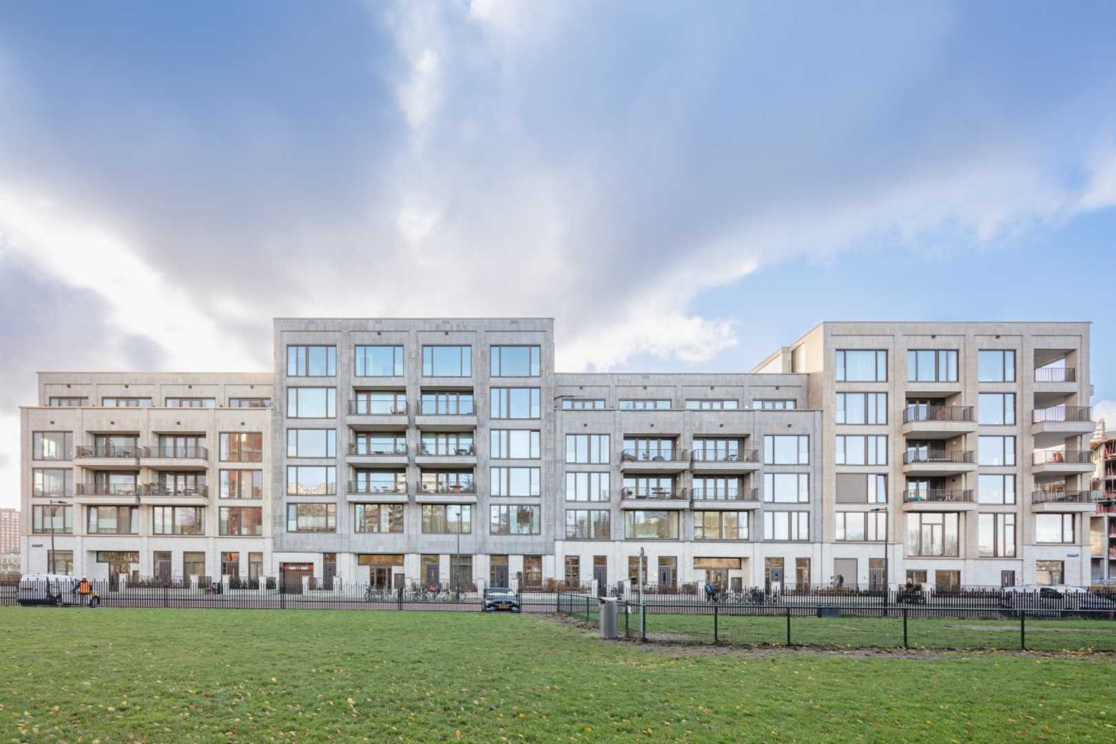 gebouw met natuursteen gevel