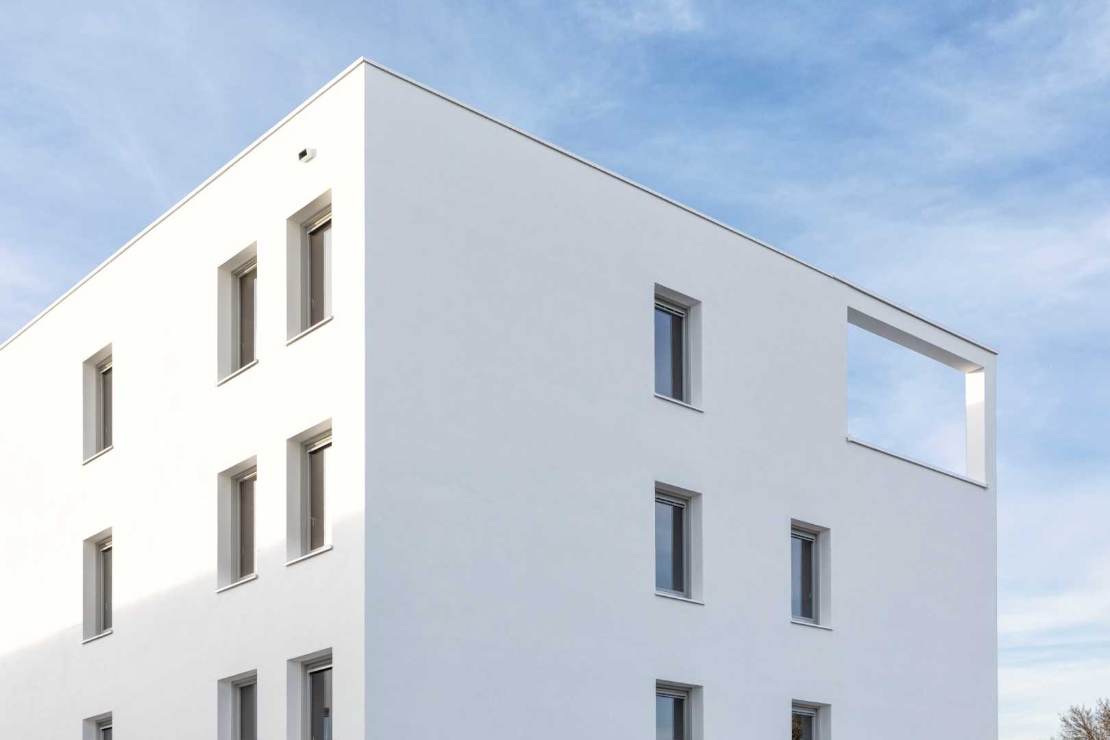 Gebouw met sierpleister gevel