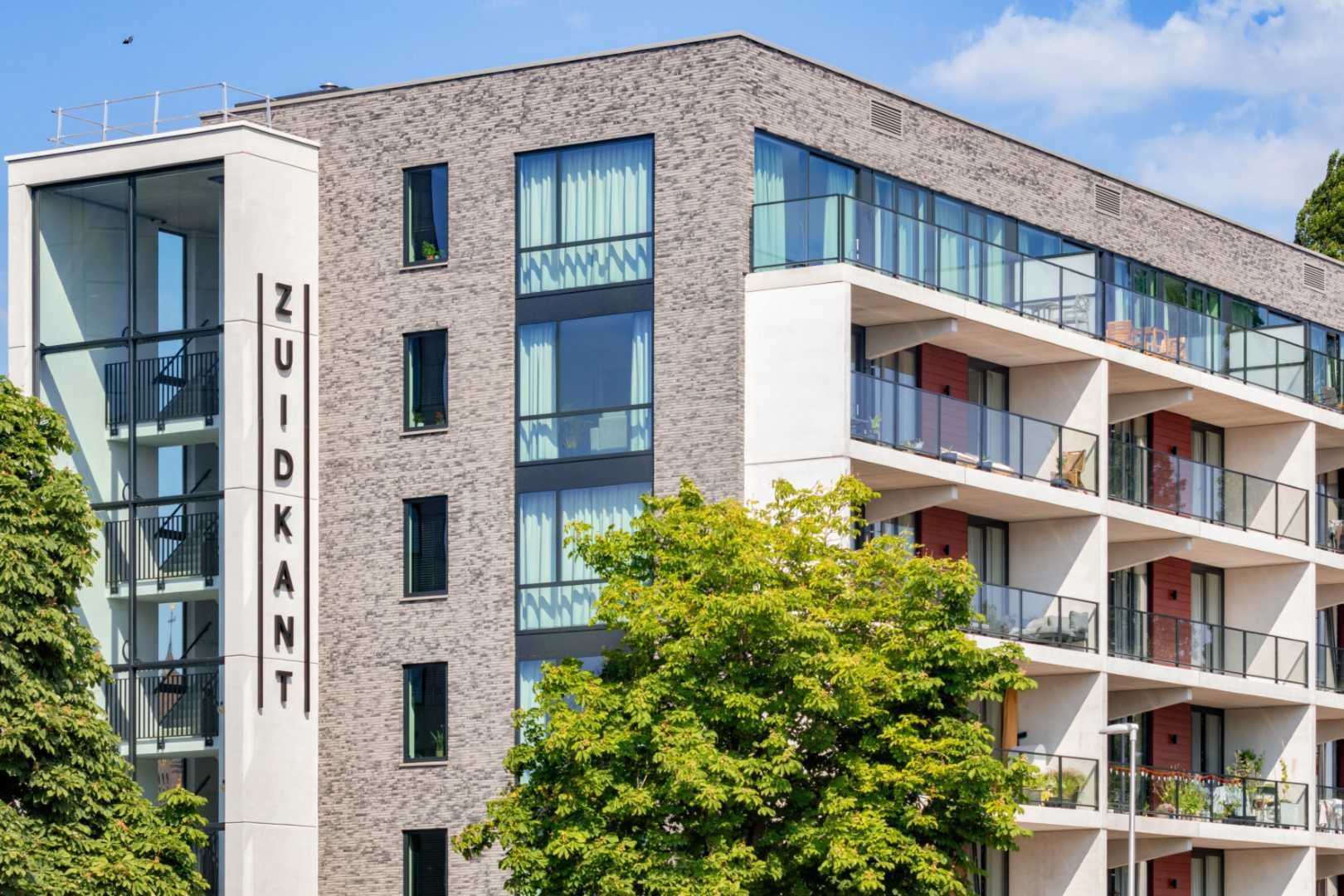 Gebouw met sierpleister gevel