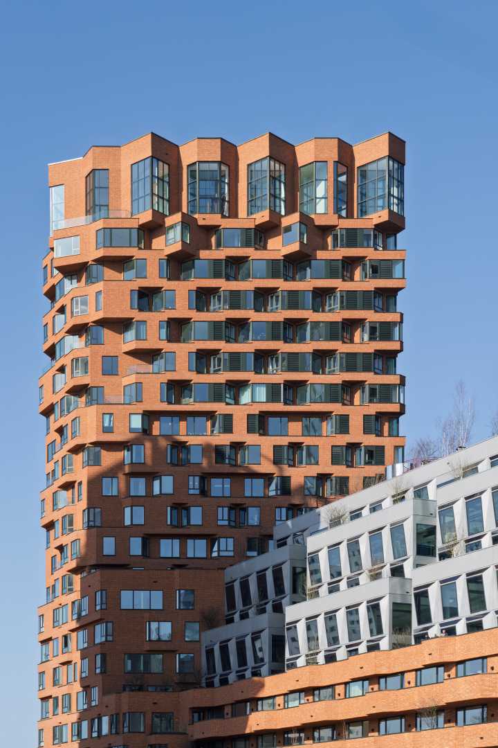 Gebouw met oranje gevelbekleding