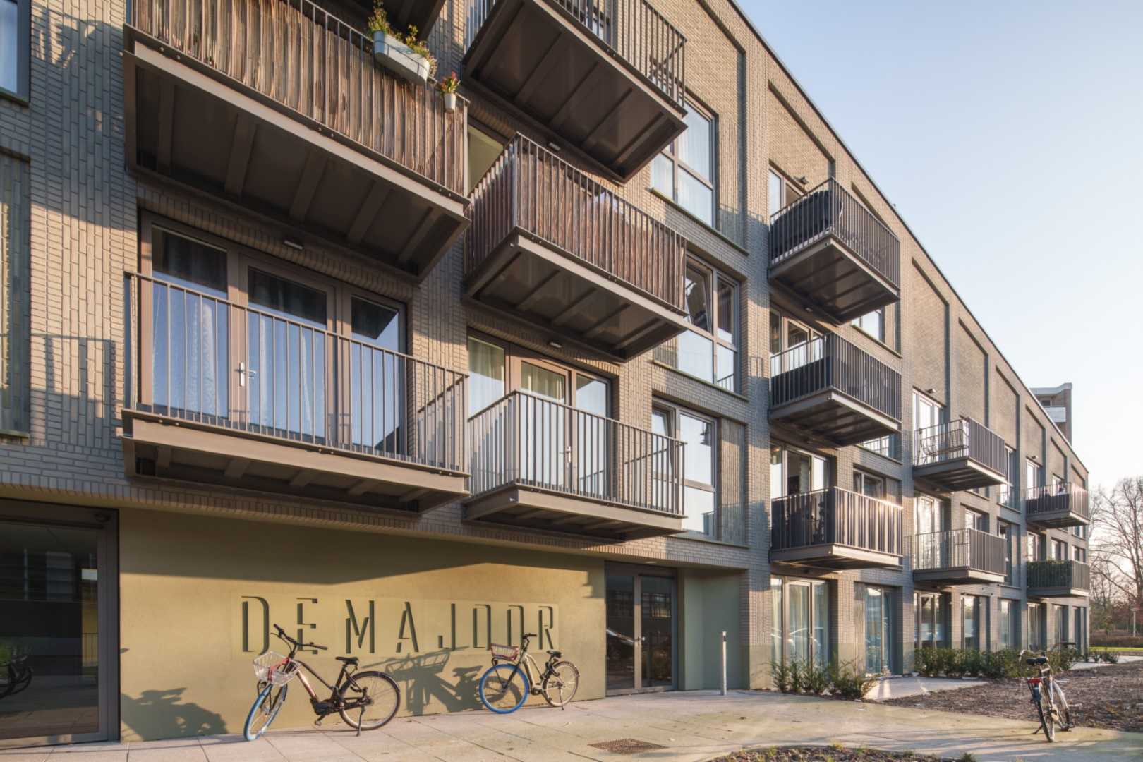 Gebouw De Majoor met stenen gevel