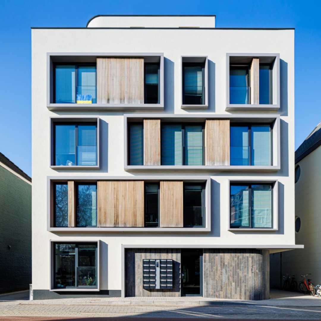 gebouw met natuursteen gevel