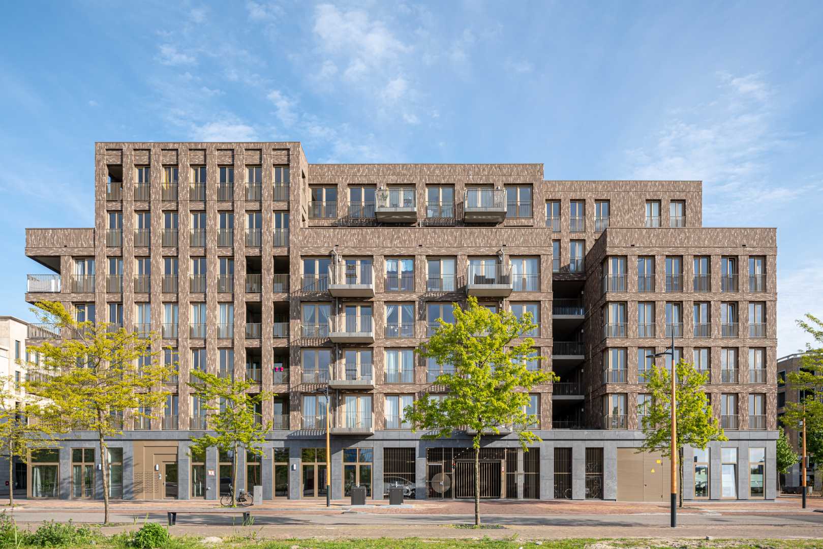 gebouw met natuursteen gevel