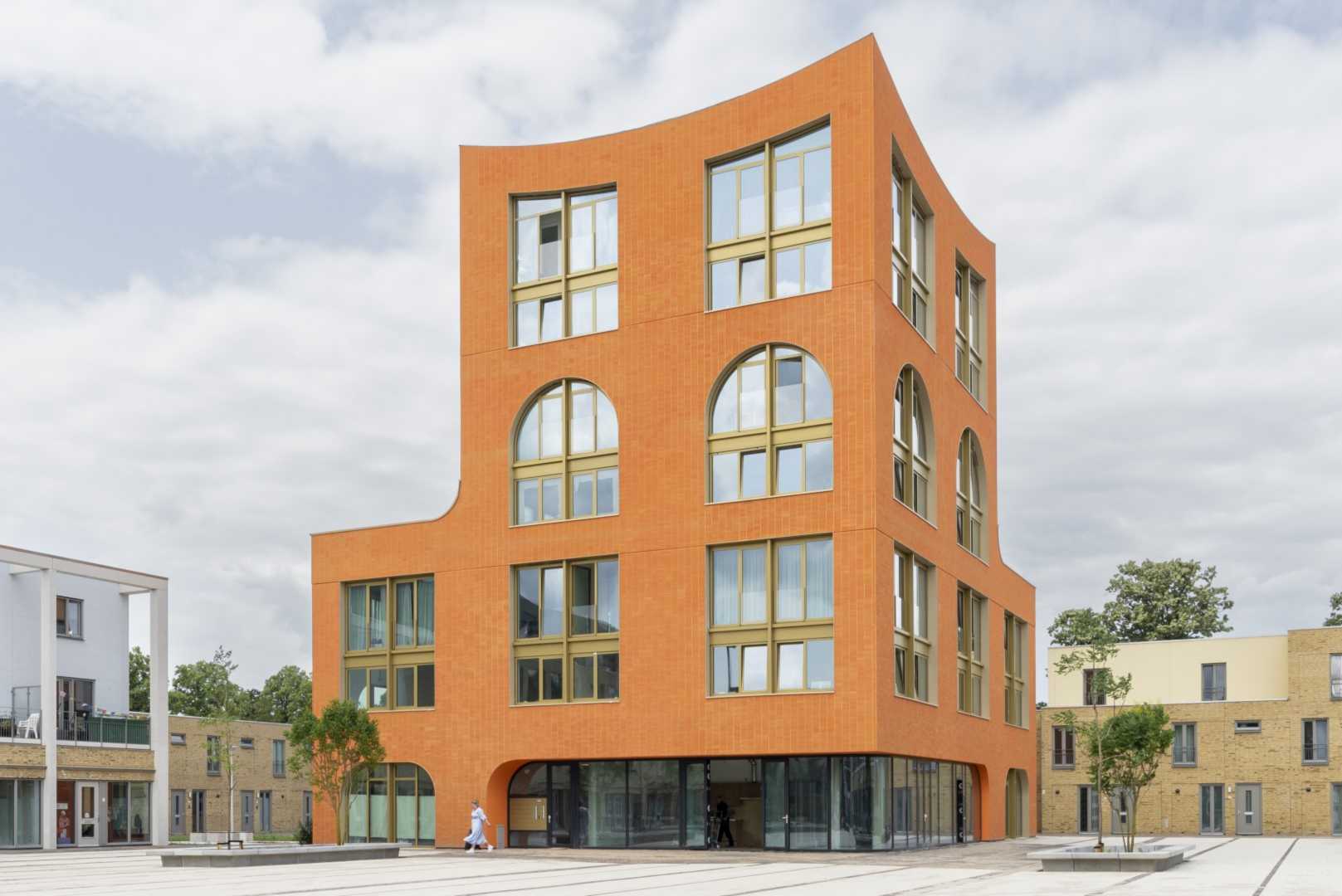 Gebouw met oranje gevelbekleding