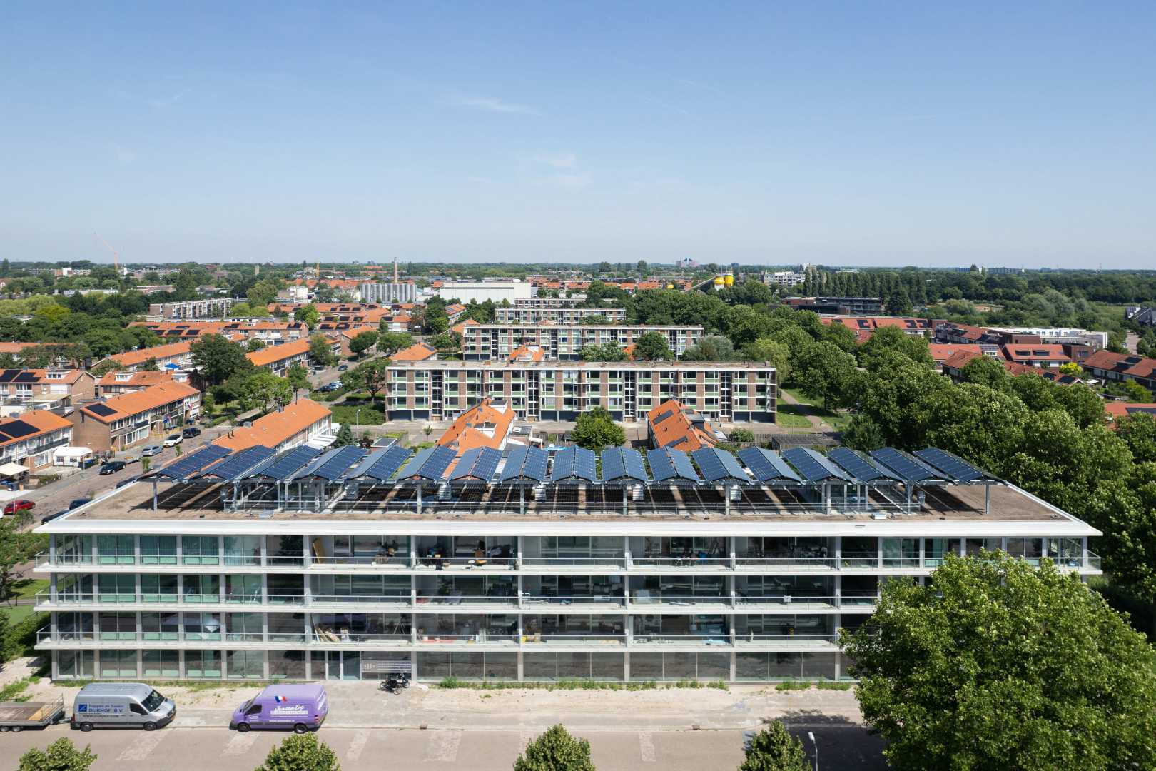 Gebouw met zonnepanelen op dak