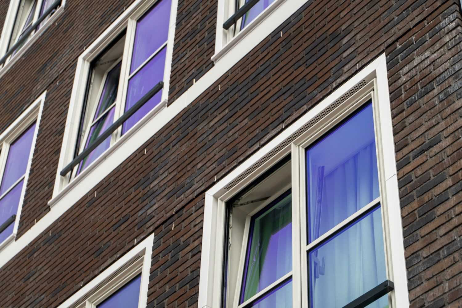 Kozijnen en rode bakstenen