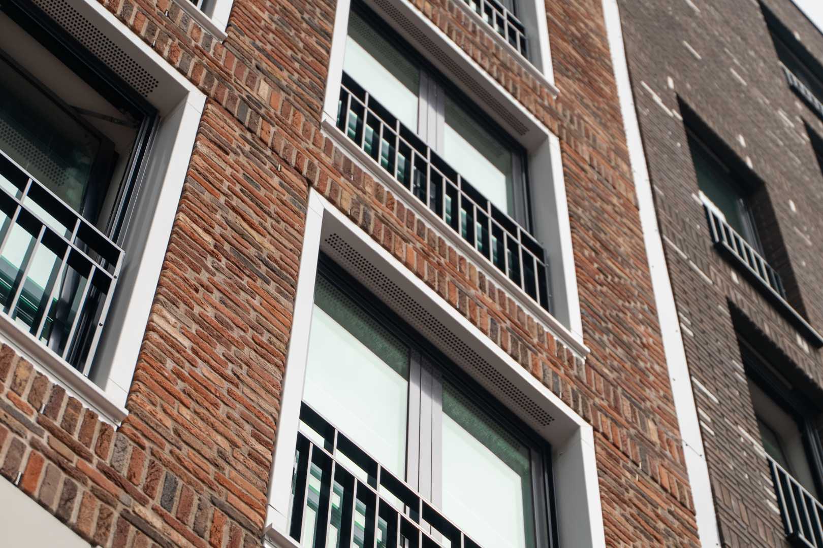 Kozijnen in kikvors perspectief