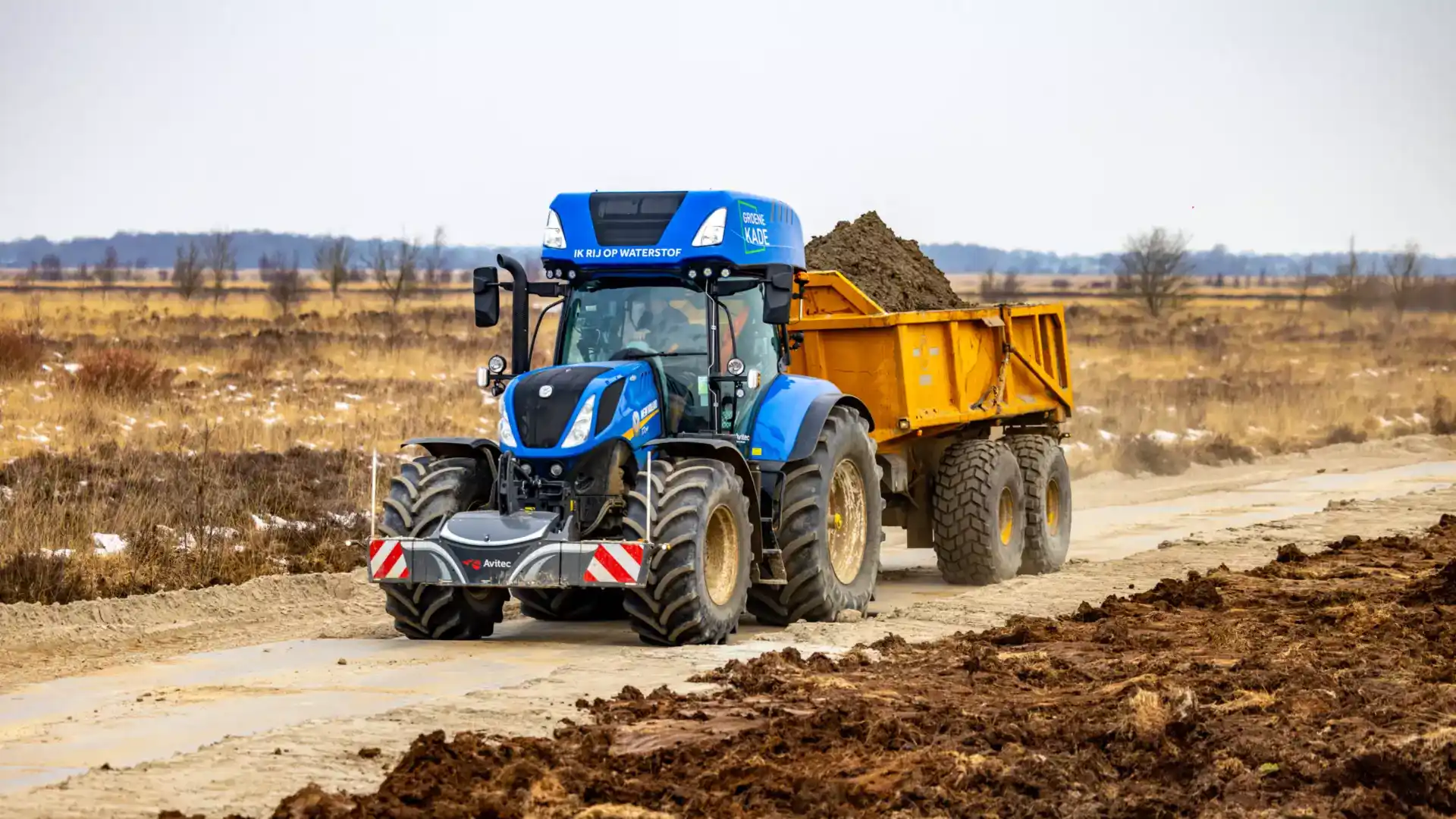 Schoon en emissieloos bouwen: extra middelen voor opdrachtgevers waterstoftractor met keepwagen gevuld met aarde