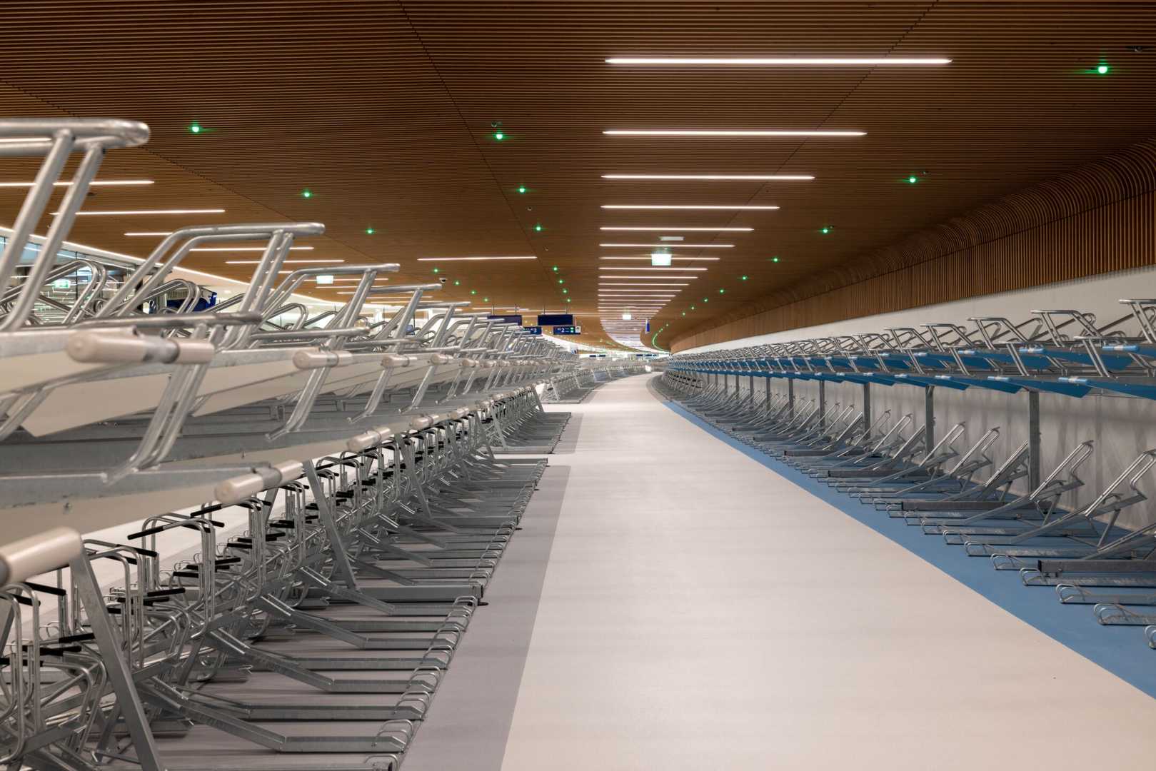 Het Derako® houten plafondsysteem in de fietsenstalling op de IJboulevard in Amsterdam Houten plafond in een fietsenstalling