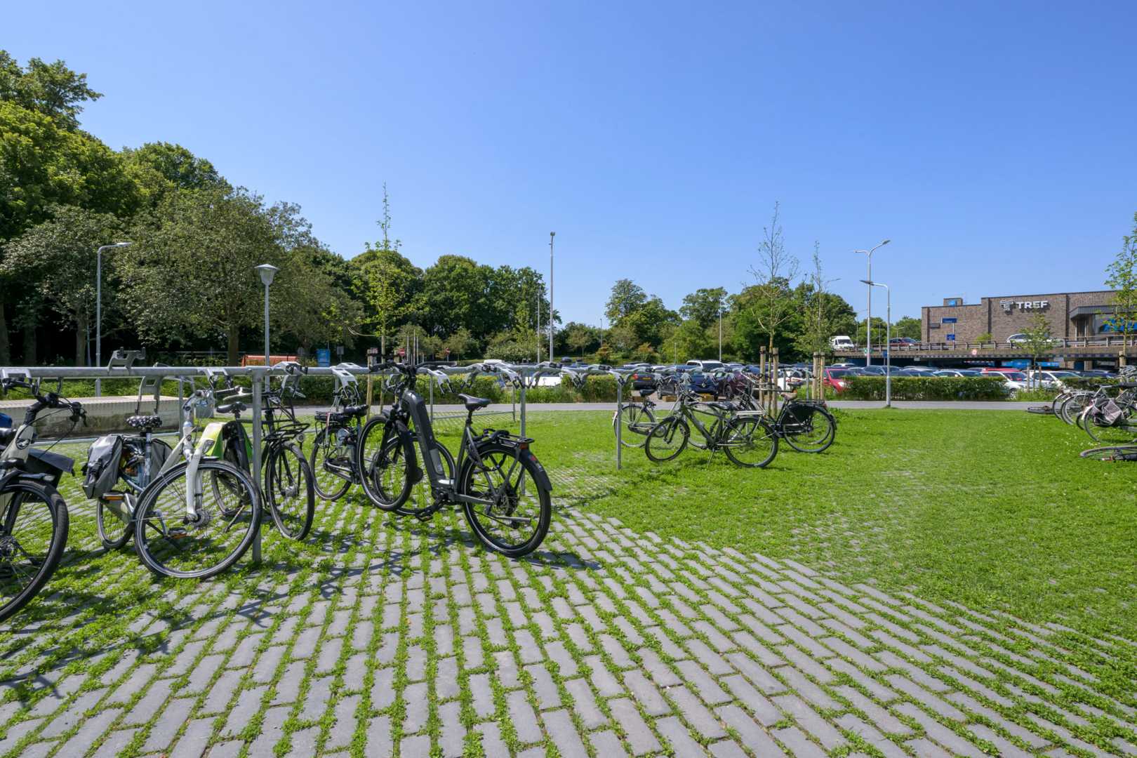 NCB waterpasserende betonstenen bij fietsenstalling