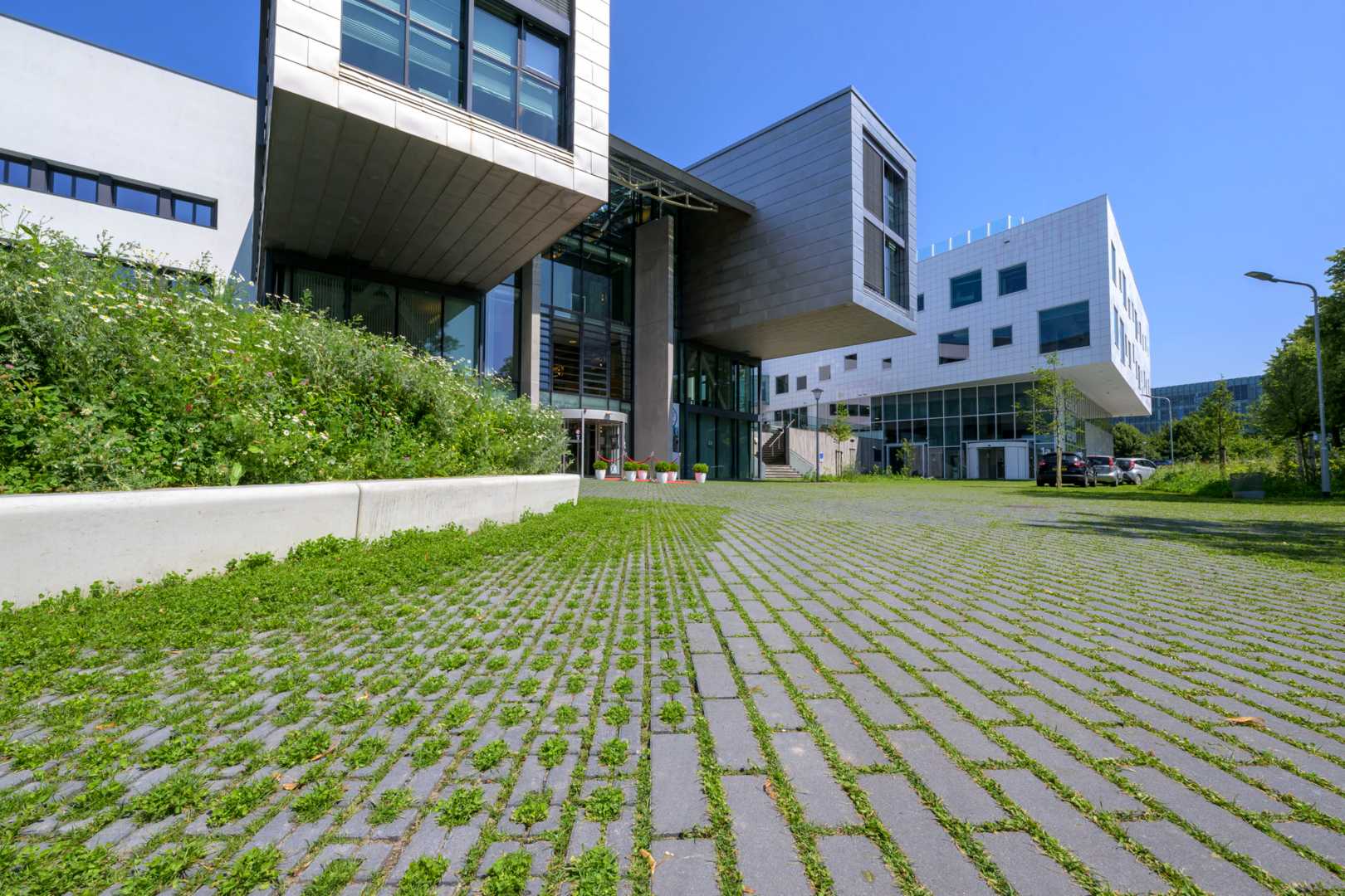 NCB waterpasserende betonstenen voor kantoorgebouw