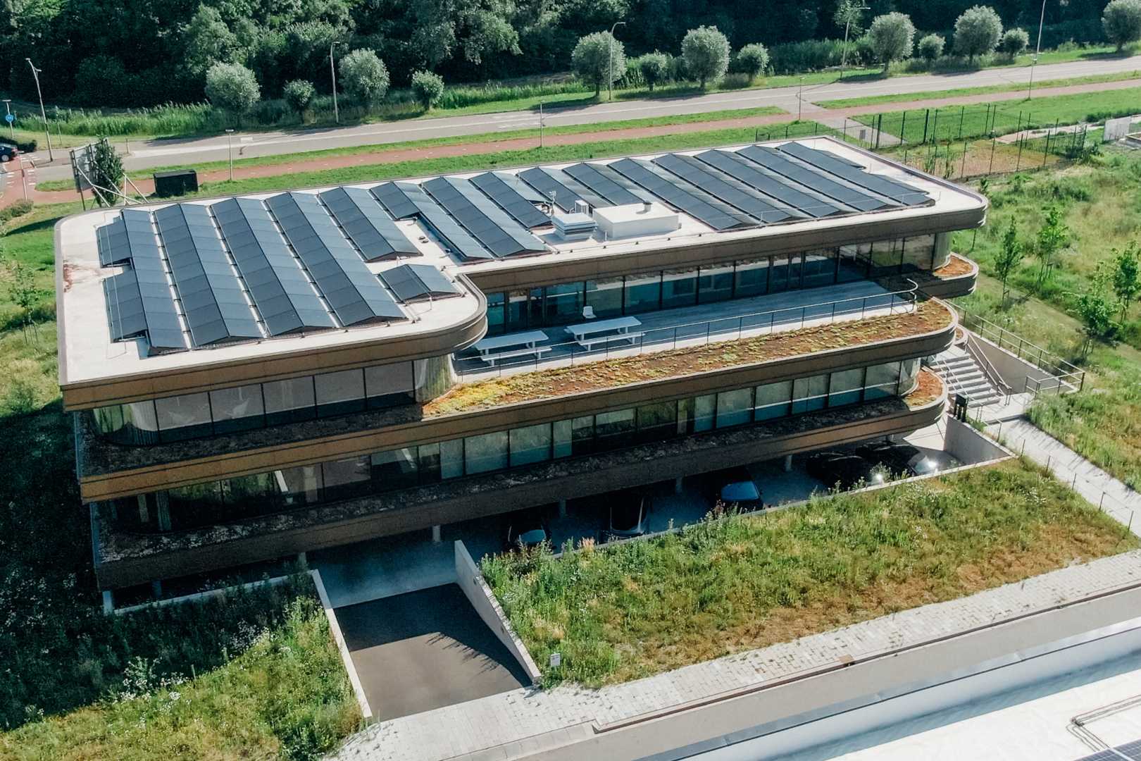 kantoorgebouw in Hendrik-Ido-Ambacht met zonnepanalen