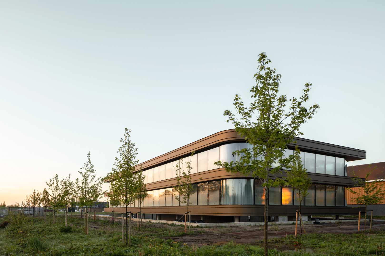 kantoorgebouw in Hendrik-Ido-Ambacht achter aanzicht