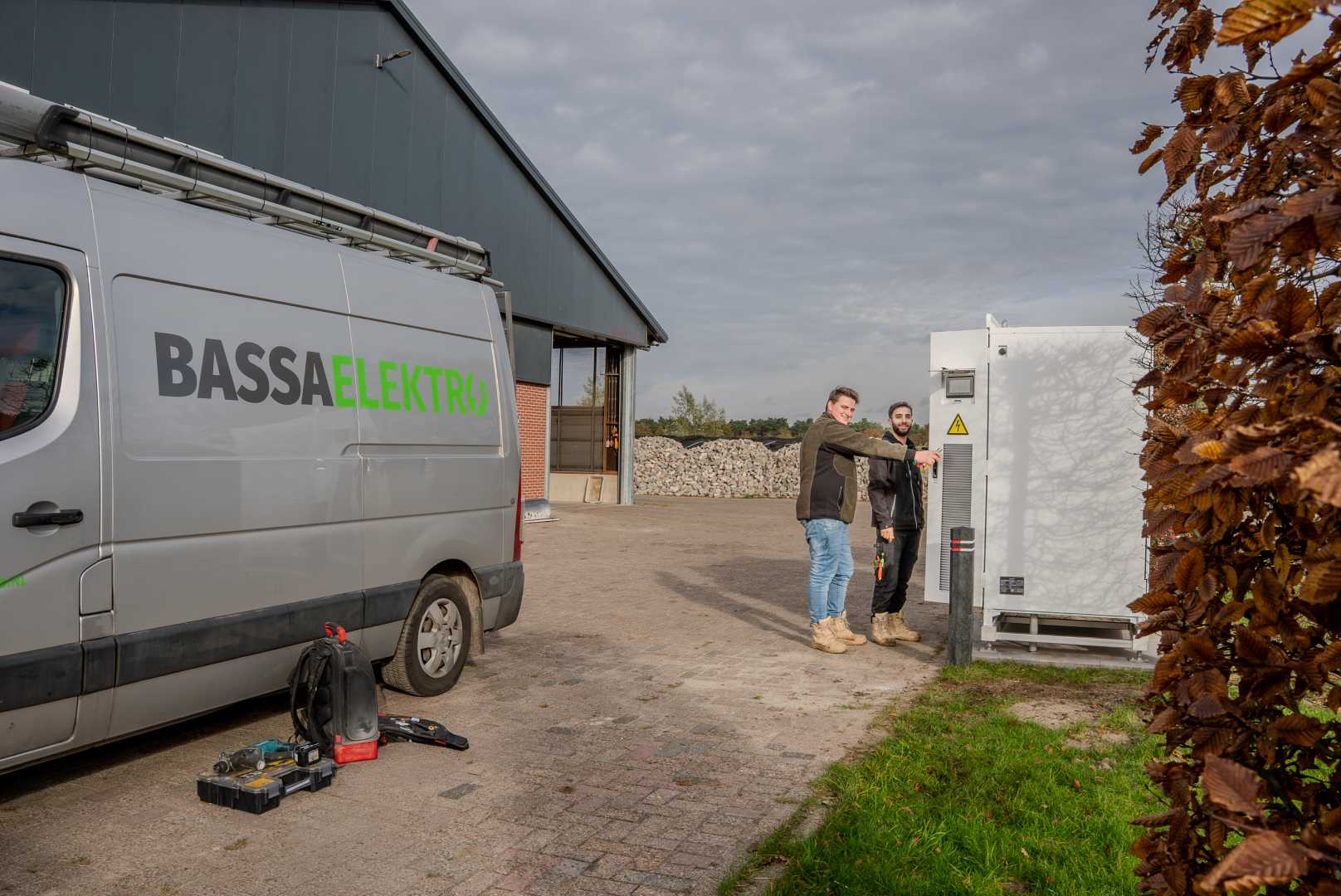 Installateur Pieter Bassa en agrariër Niels van den Boogaart bij de Boltainer-batterij. Foto - Tirza Verduin, Photo Video Boutique twee mannen bij batterij