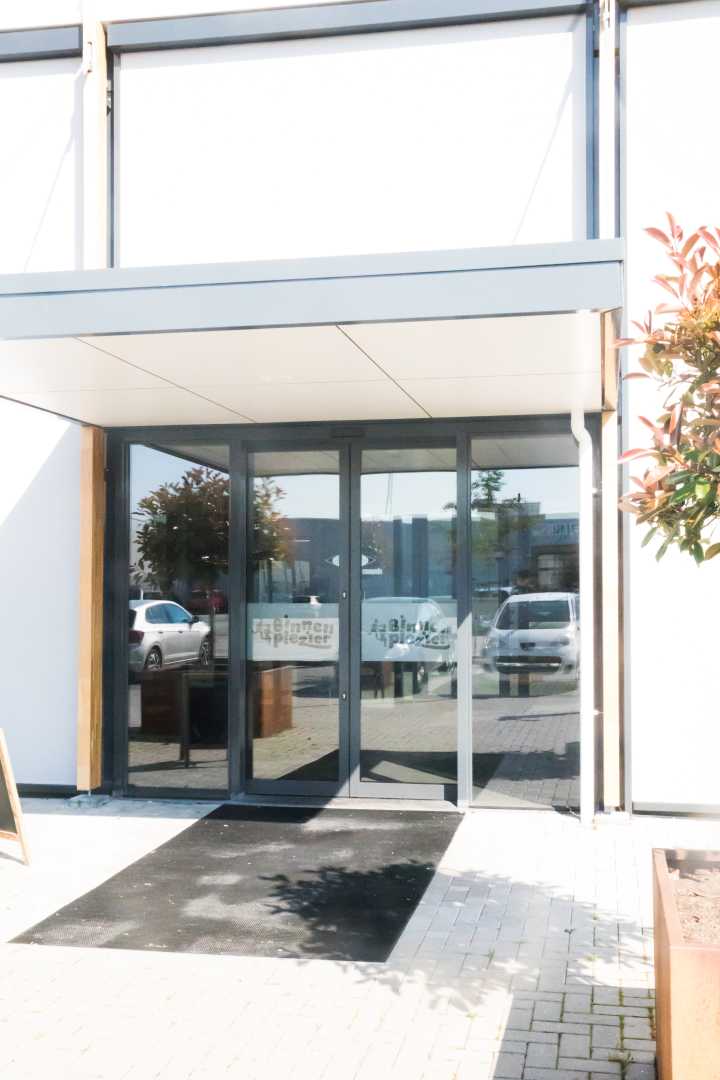 Elektrische schuifdeur in een winkel