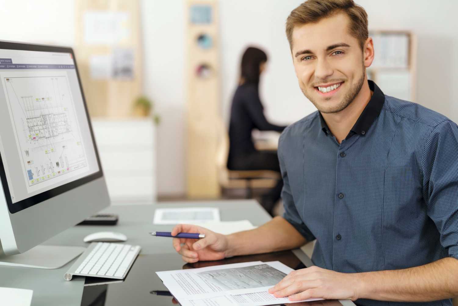 Werknemer achter een Imac